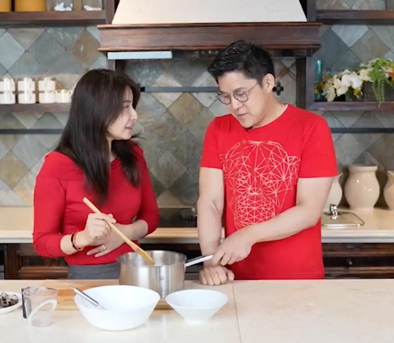 刷到郭晶晶霍启刚做马蹄糕的视频，被两个细节戳中:一个是厨房灶台后的瓷砖，有明