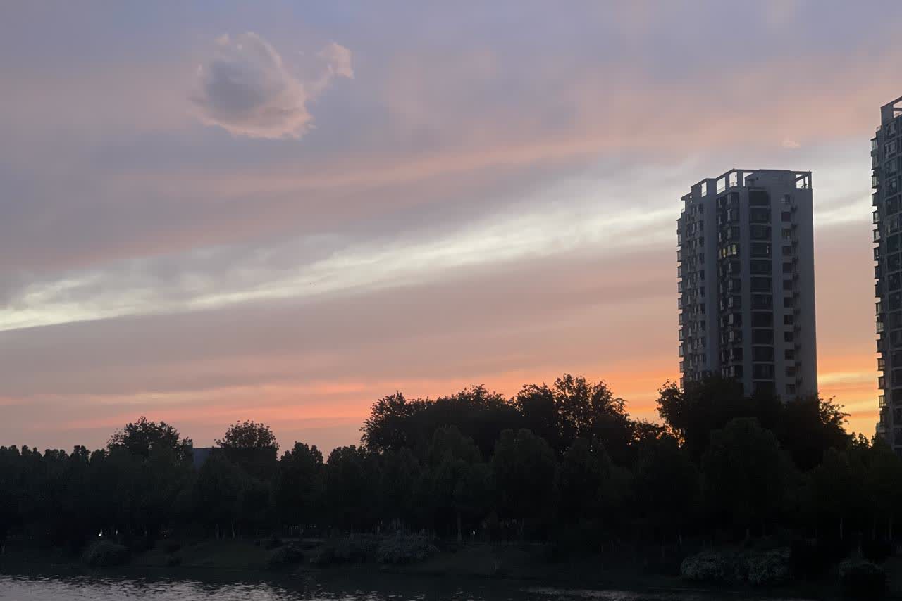 早晨老公兴高采烈的从冰箱拿出来了一个面包，我问哪来的面包，人家说昨天父亲节女儿给