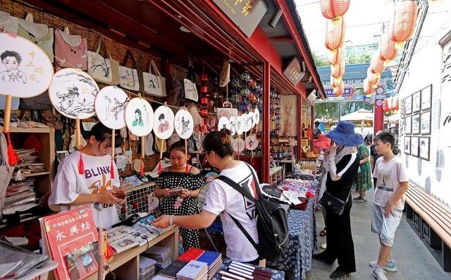 商家把游客坑成＂人间清醒＂和＂百毒不侵＂如今走进各大景区，你会发现一个特别有意