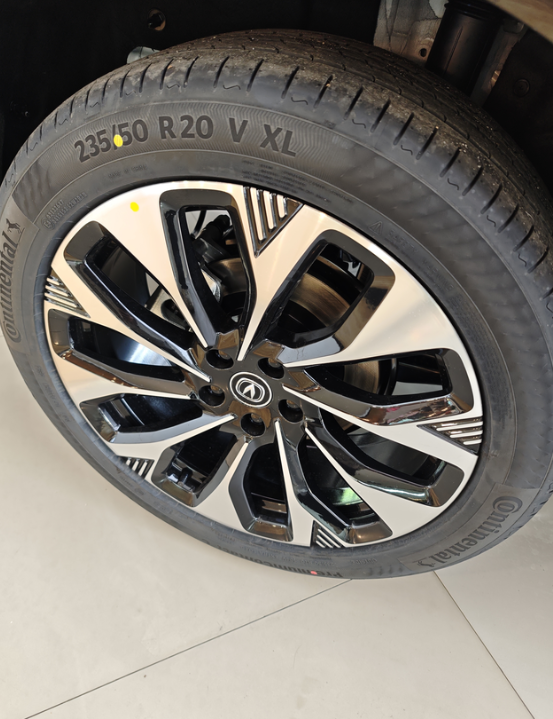 75p终于舍得换大轮胎了四代75p的2.0T终于加宽加大了轮胎，用上了235