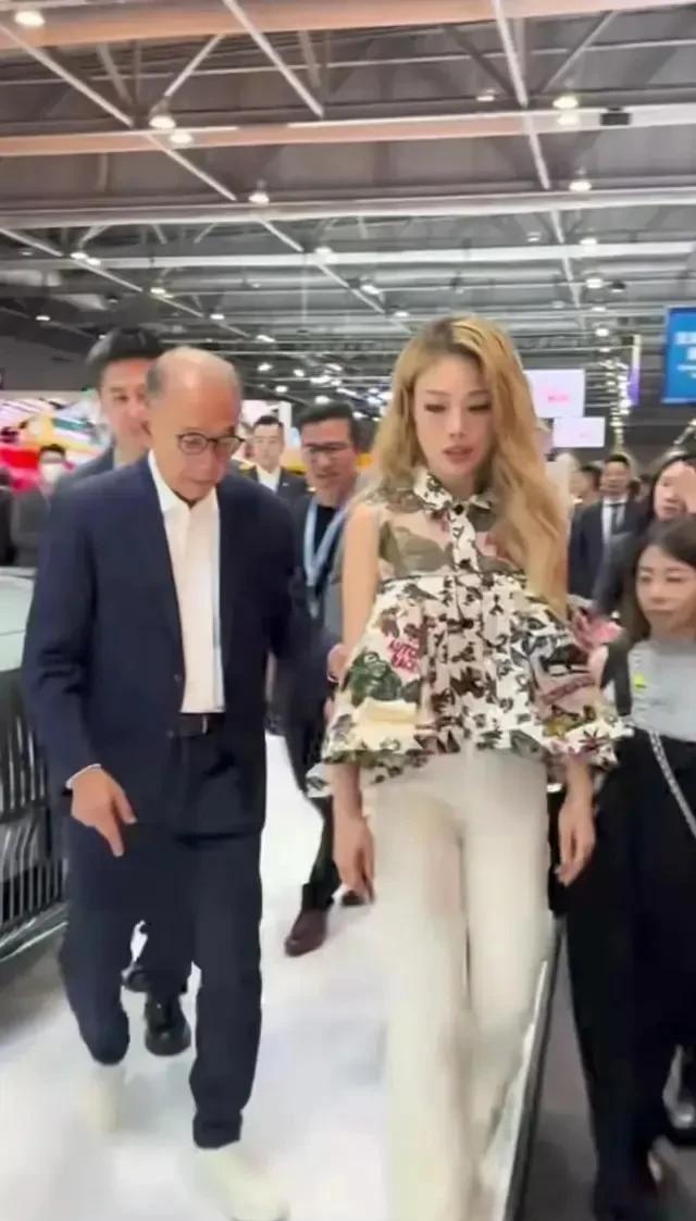 终于知道容祖儿为什么至今无人娶了不是因为长得丑也不是因为她挑剔，而是因为容
