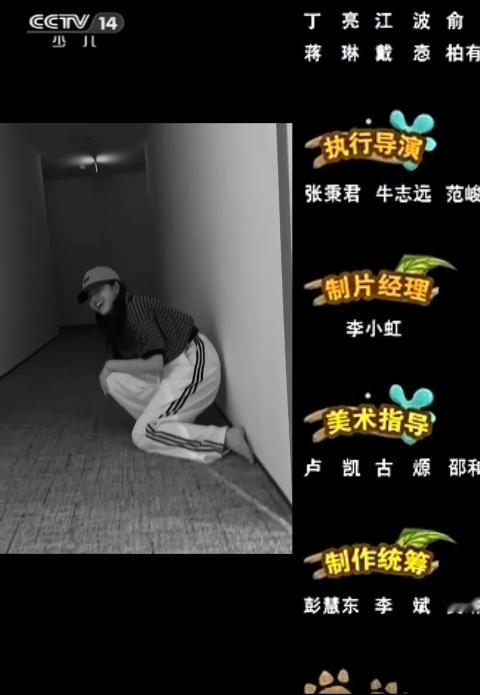 艾米蜘蛛侠挑战失败万万没想到！艾米蜘蛛侠单手撑地挑战状况百出，摔了一次又一次，屡