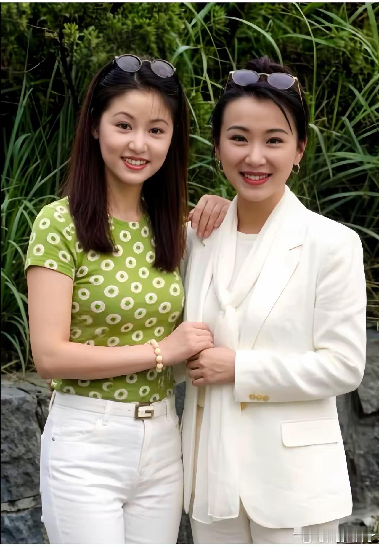 这是林心如和萧蔷年轻时候的一张合影，拍摄于一九九七。当时林心如二十一岁，萧蔷二十