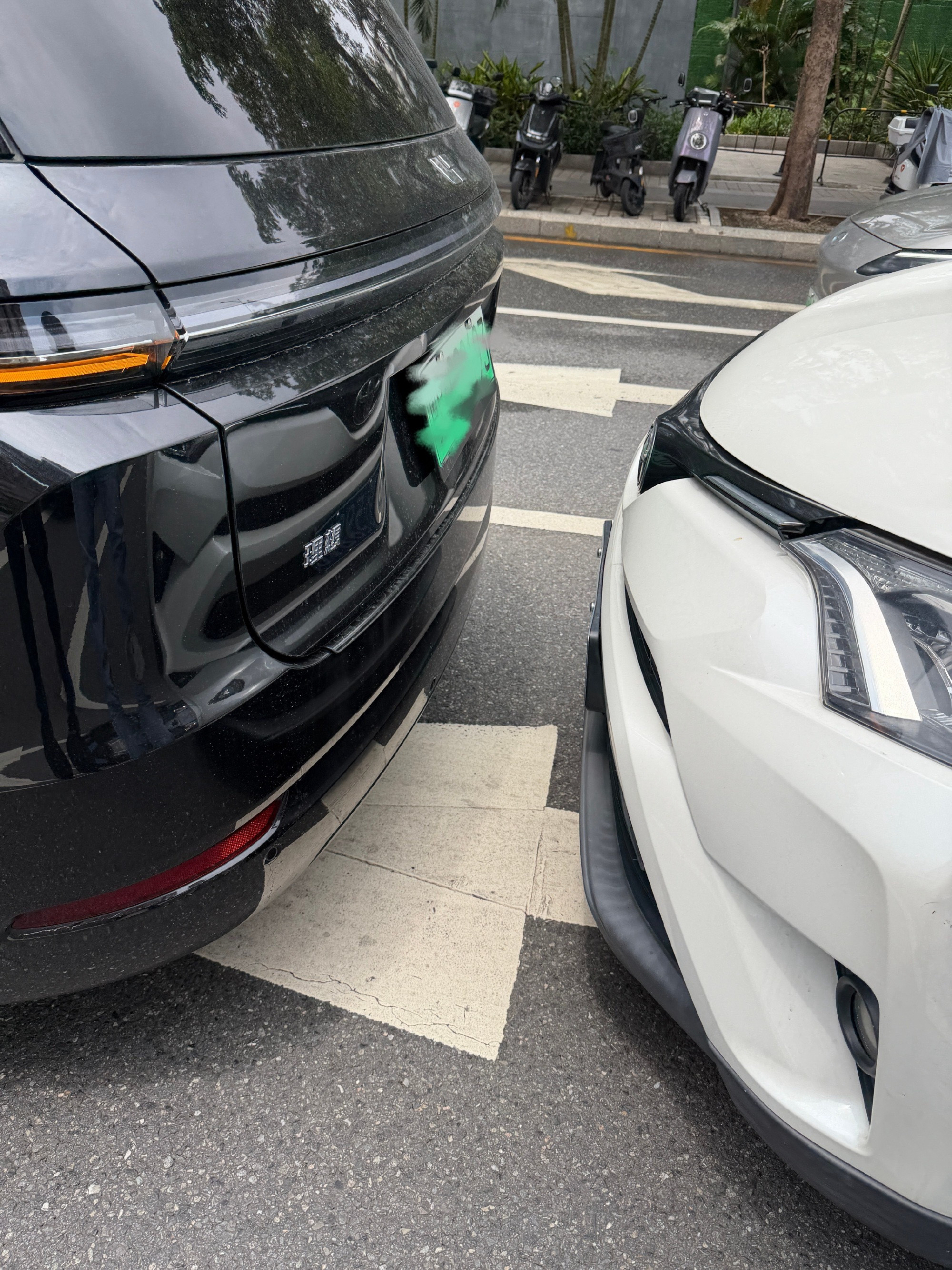 本来就赶时间跑个会，然后等红绿灯的时候被后车追尾了，车屁股留下了四个车牌的螺丝印