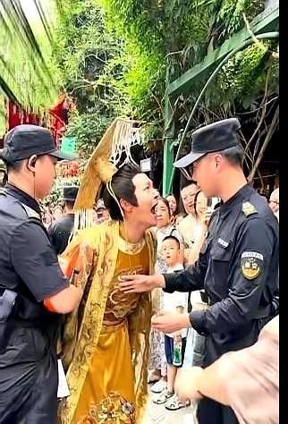 这事儿看着好笑，细想却很现实。郑国霖在景区扮NPC，出门一忙，竟把工牌落下了，