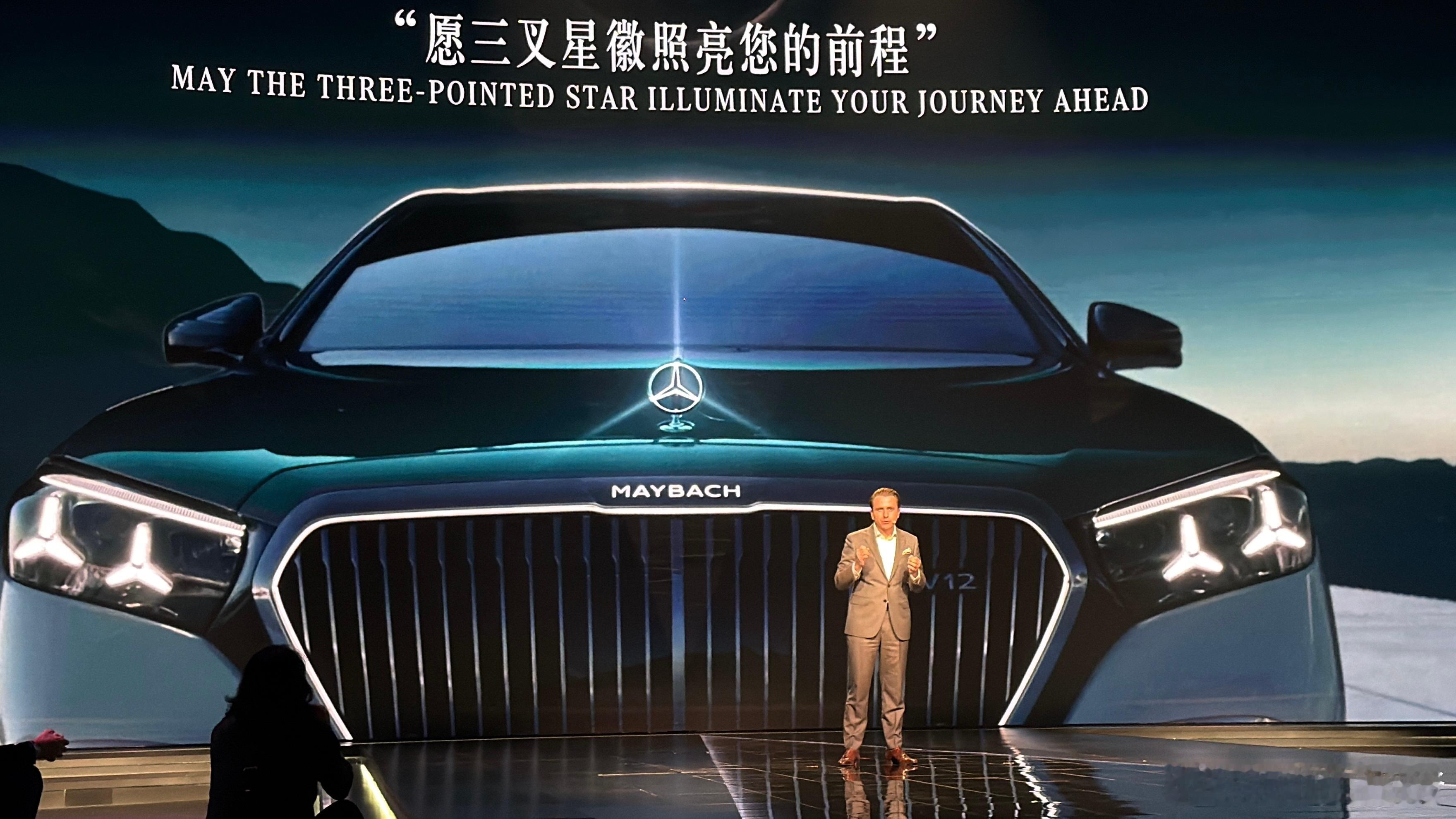 我也算和大神合影了。。。140年的奔驰在北京车展带来了全新GLCL纯电版SU