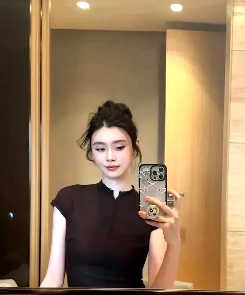被奚梦瑶的贵妇感狠狠拿捏了简洁黑裙衬出优越比例，松弛盘发、自带故事感的神态，把