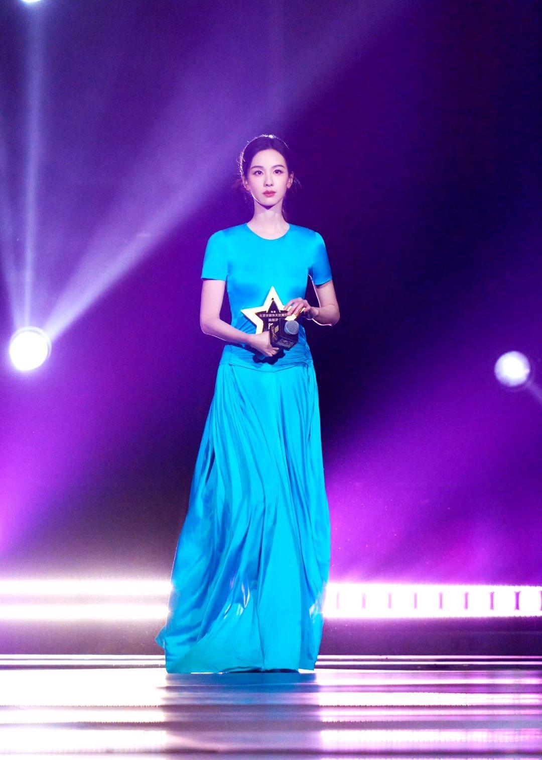 2025国剧盛典的舞台上，陈都灵以一袭亮蓝色长裙惊艳登场，凭借亮眼表现拿下“年度