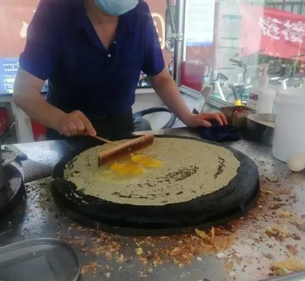 关于山东5块钱煎饼果子引发的血案！只能说这个女人太傻了！你摆摊，收款