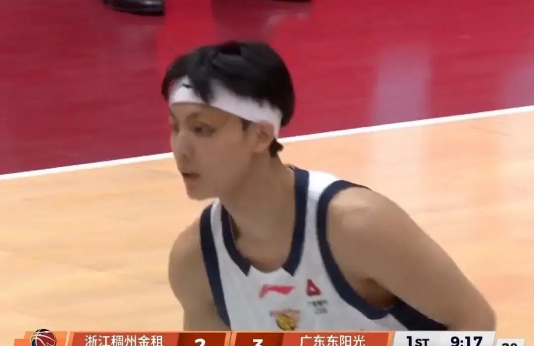 别盯着徐杰眉骨的纱布了，广东队真正的“伤口”正在愈合。你看清那4针背后的数