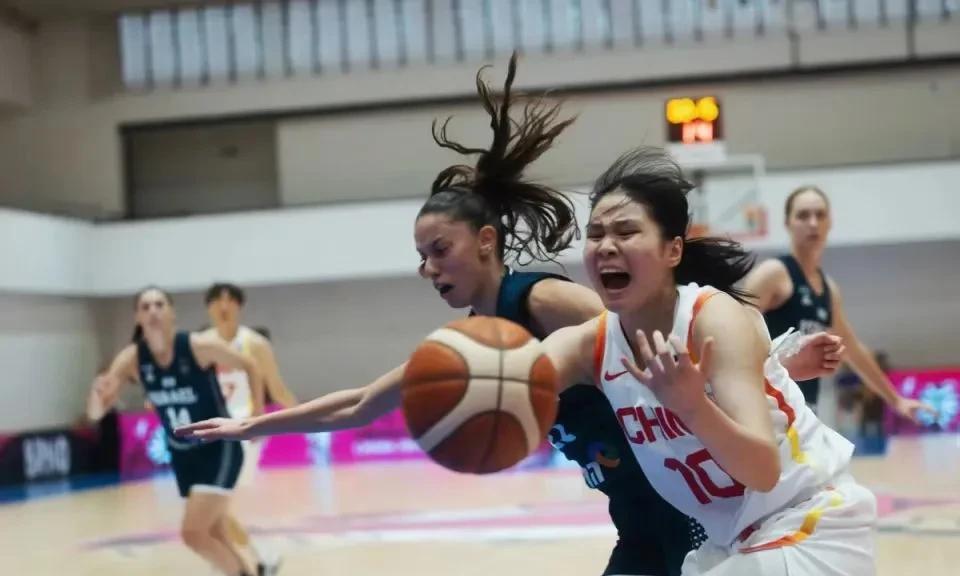 中国女篮于8月18日再次开展集训。有消息称，王思雨主动从宫鲁鸣执教的中国女篮队伍