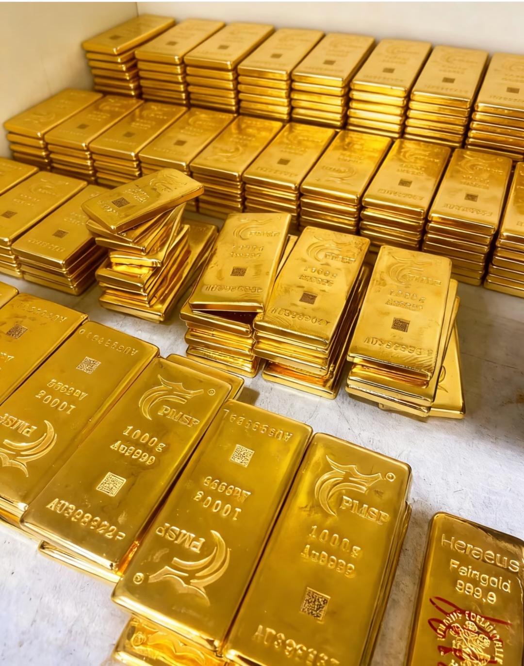 最近刷到一个熊孩子改金价的搞笑视频，把1120改成1520，引得路人扎堆进店，老