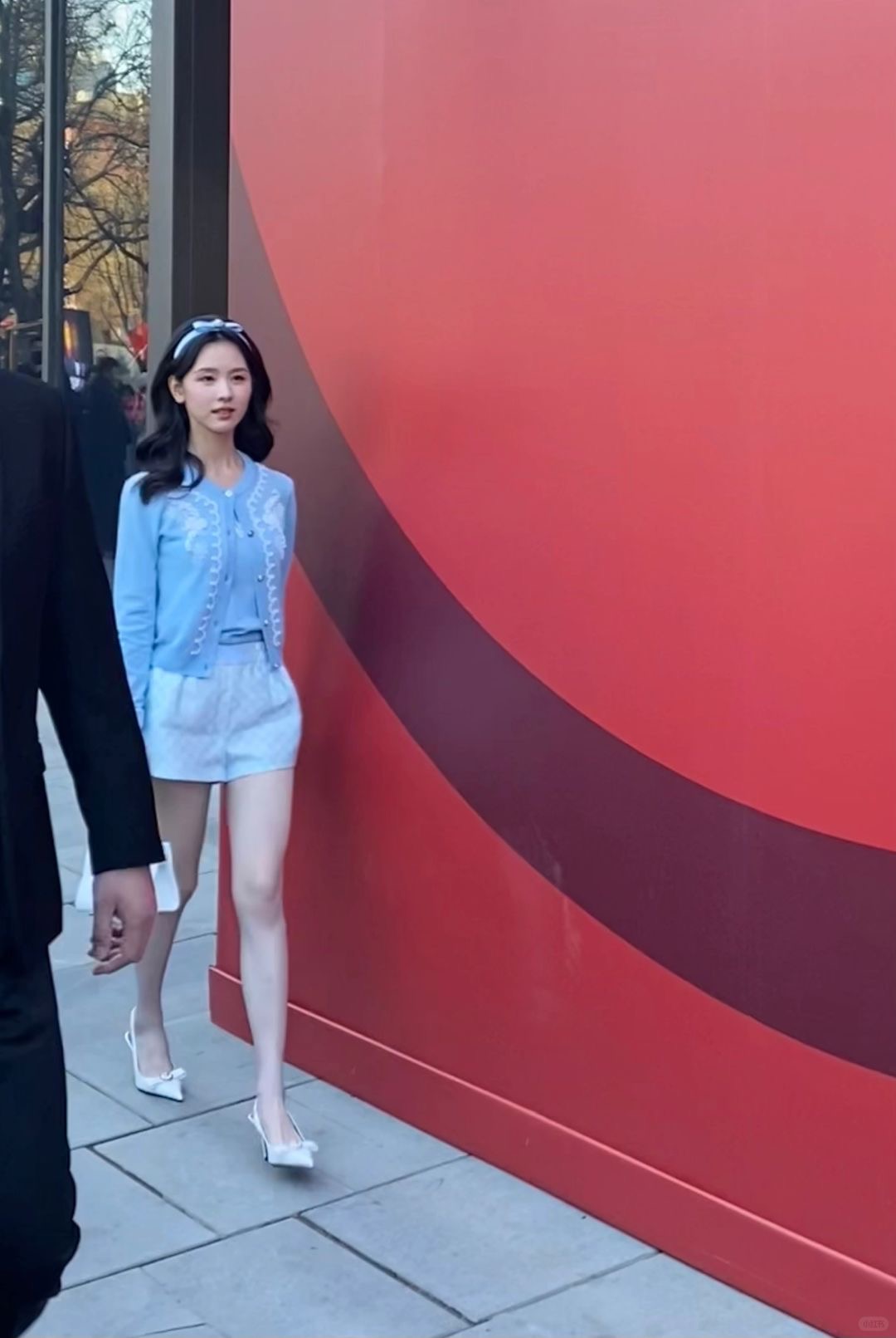 这是哪个女明星啊？真的和电视上看到的一样美丽