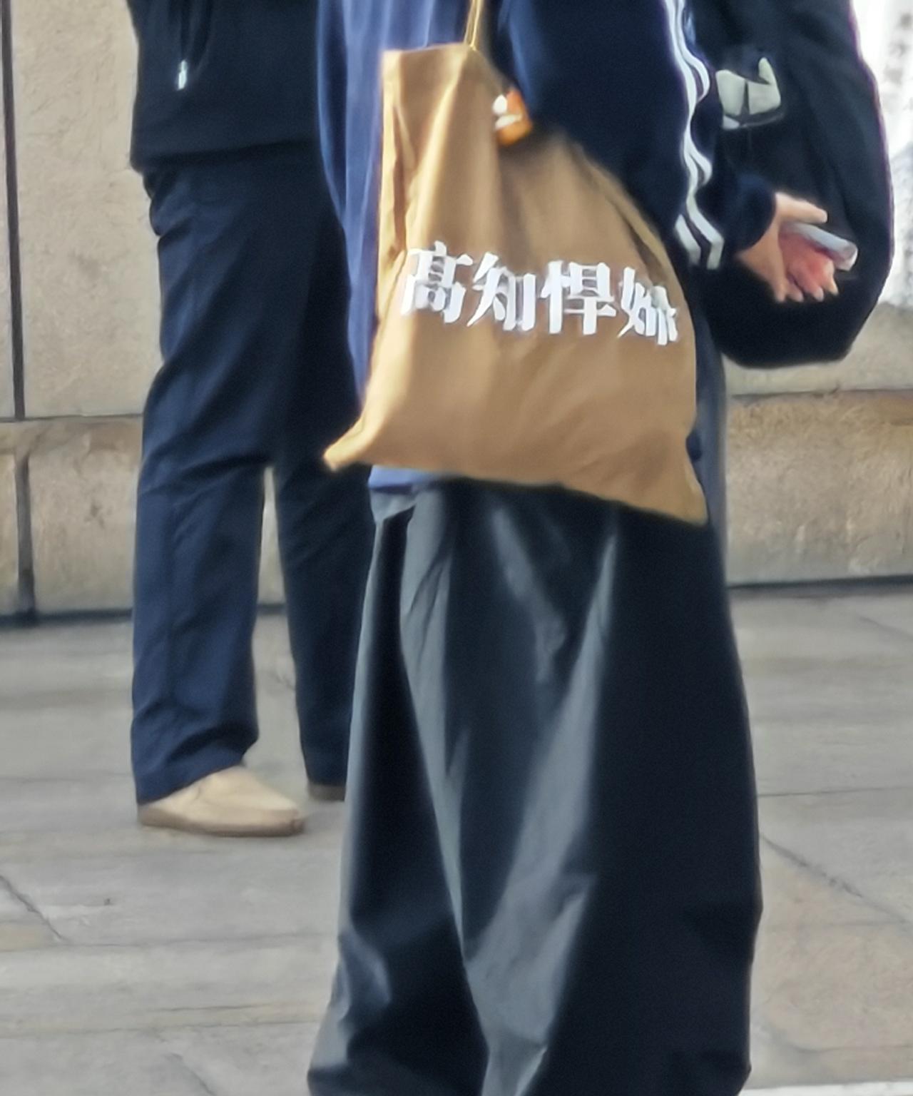 山西博物院门口巧遇“高知悍妇”，两个南辕北辙的词汇组合在一起，画面感突然就跃然纸