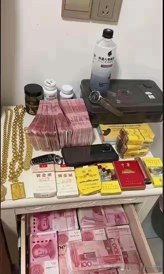 别晒了，看着啥都不缺，就是有点缺心眼