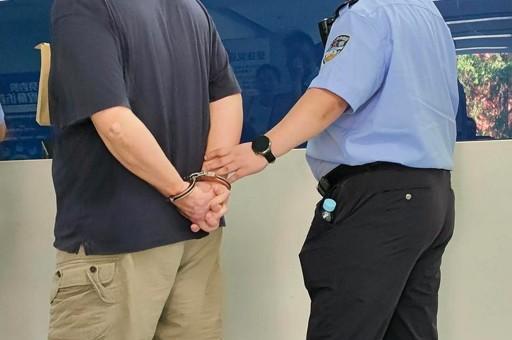 北京，因怀疑男子嫖娼，2名民警和1名辅警在一银行找到正在办理业务的男子后，口头传