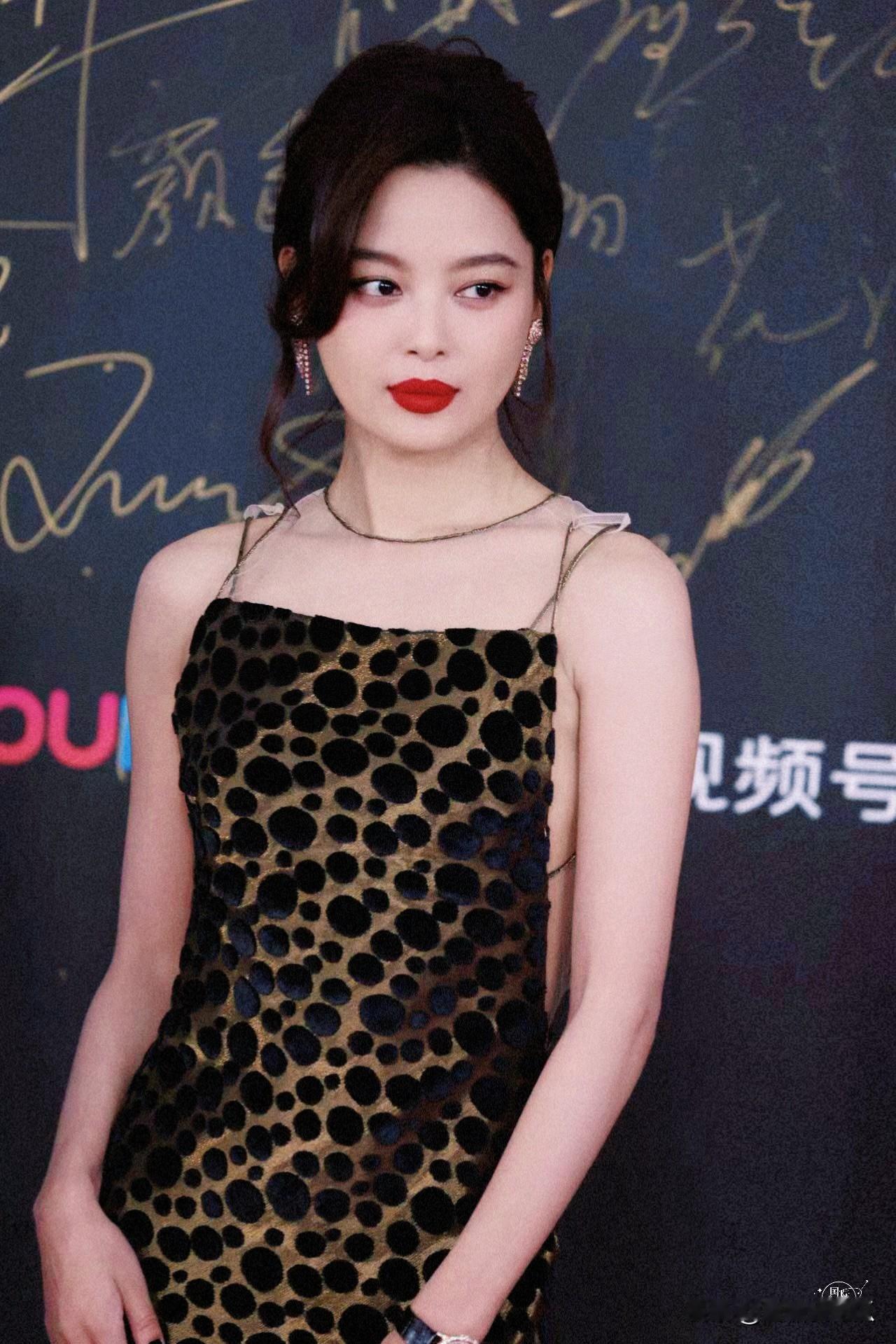 辛芷蕾今年微博之夜左边是肖战，右边是杨幂，次左边是迪丽热巴，次右边是杨紫，左边次