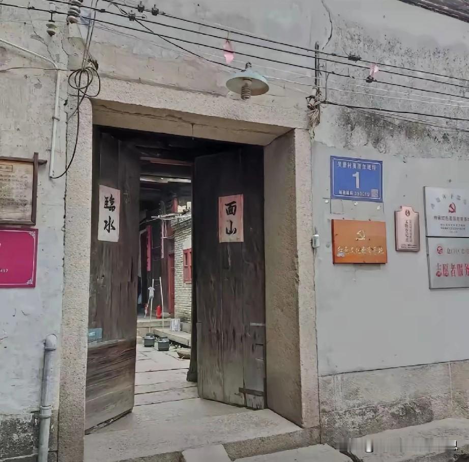 《沉默的荣耀》不仅讲述了吴石将军的牺牲，更深刻描绘了他女儿吴兰在上海艰难的成长历