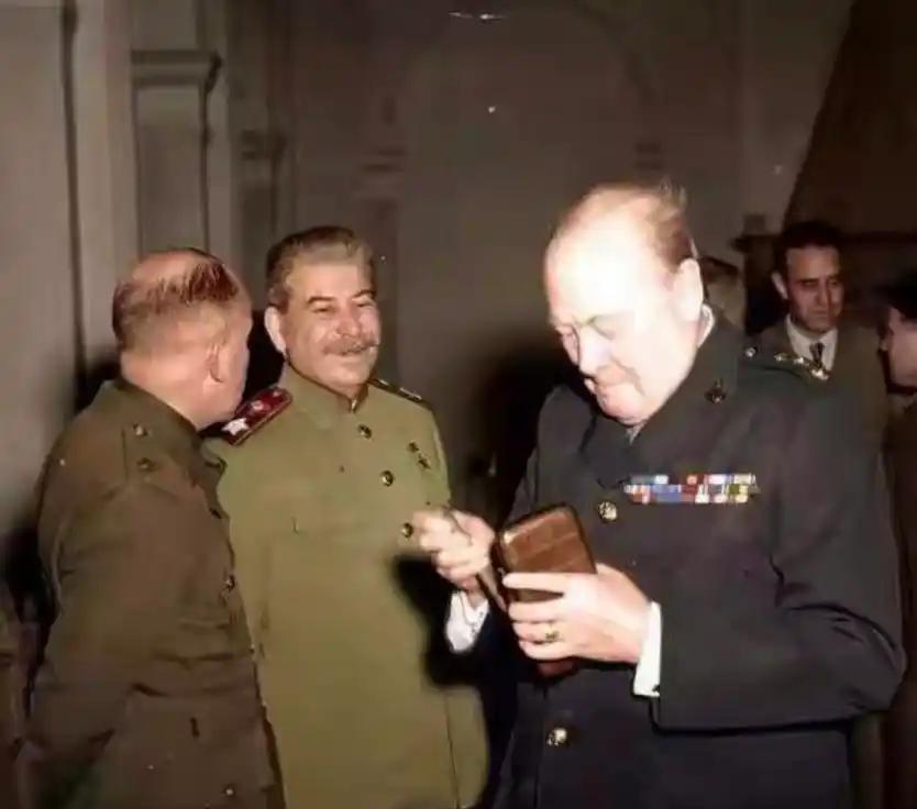 雅尔塔会议的时候，苏联领导人斯大林曾经找到丘吉尔，提了一个疯狂的建议：哥们，我有