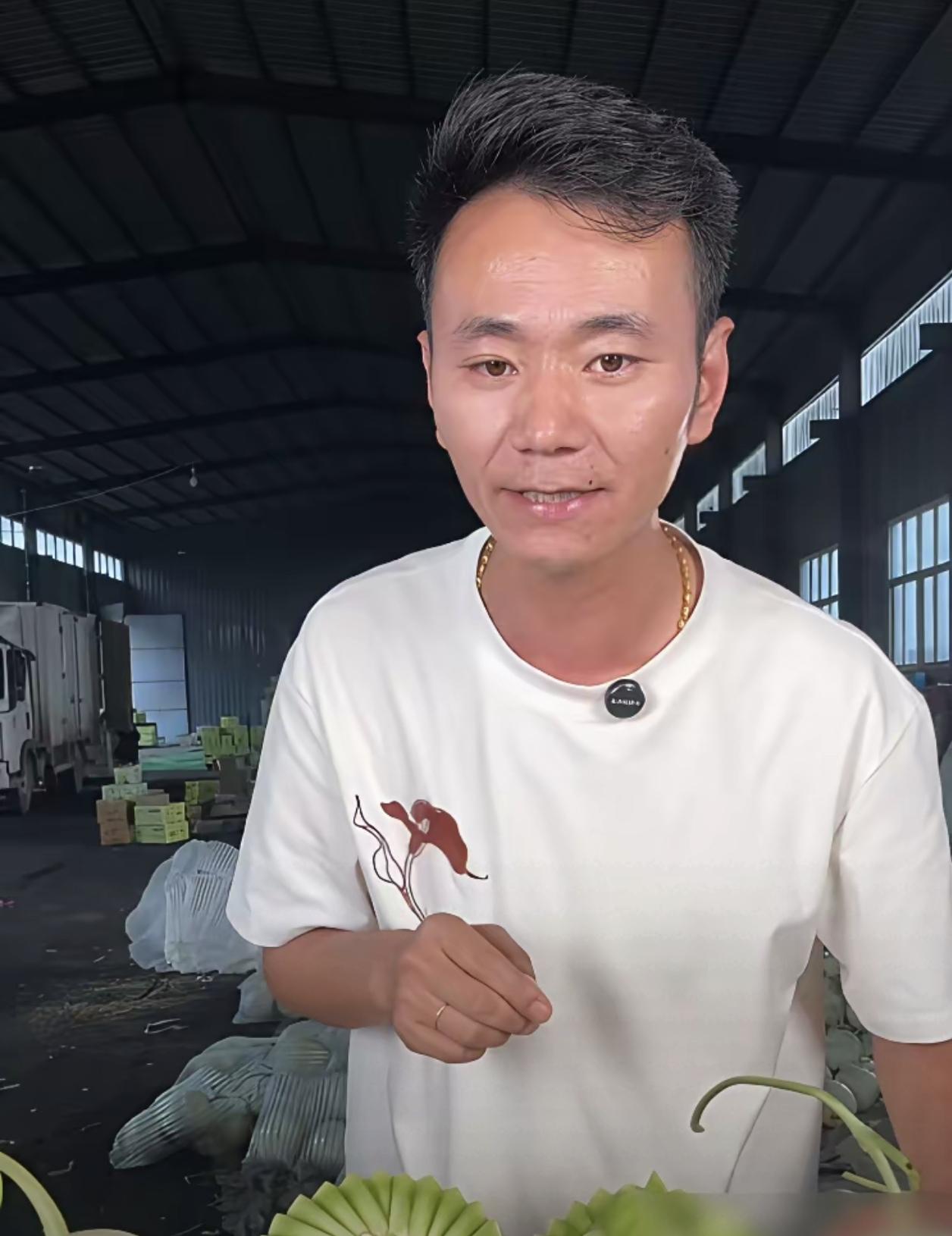 昨天听说林丽和李怀远的离婚官司暂停了，林丽自己也发了个图片，看得出来有点后悔了。