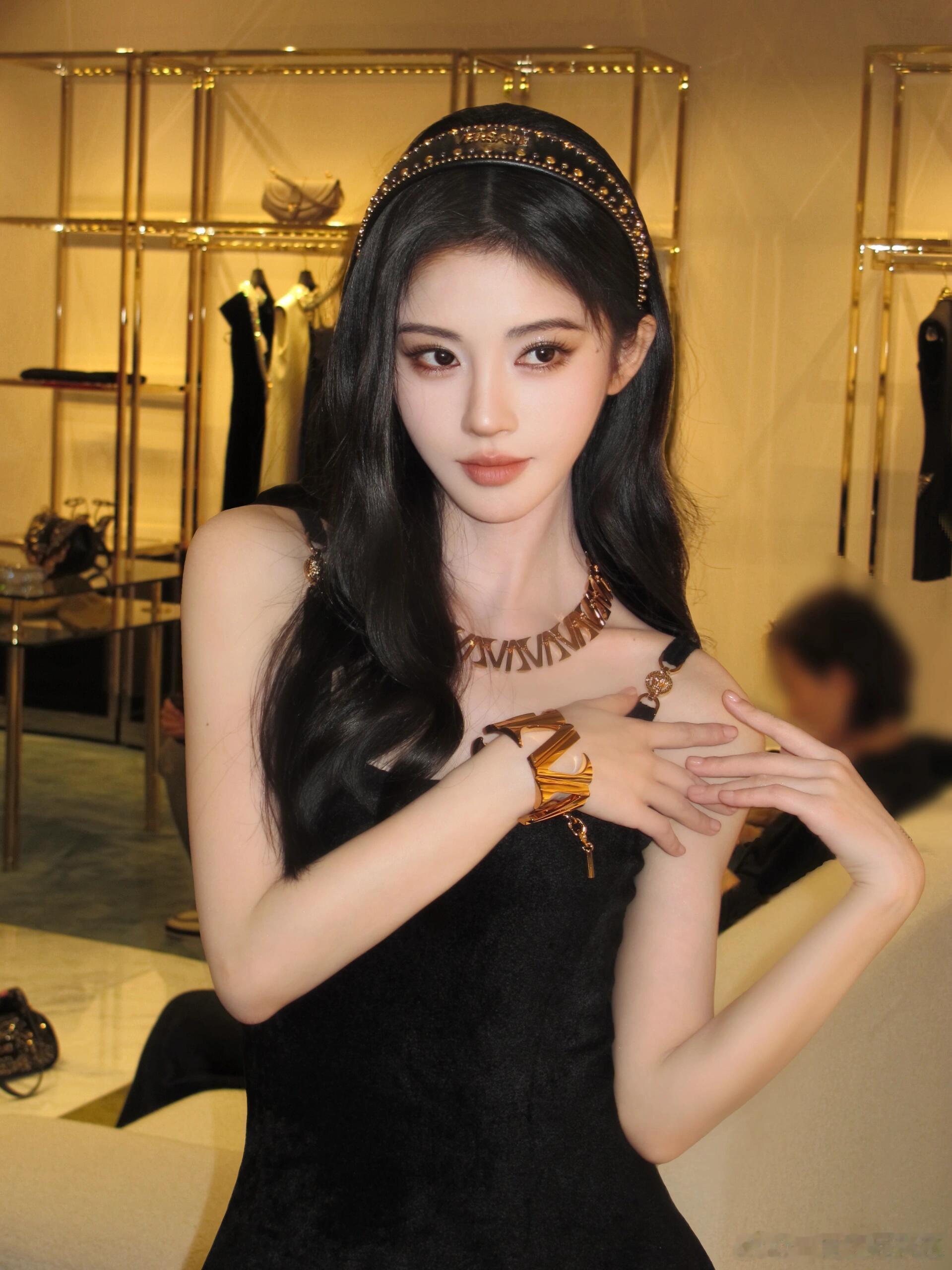 鞠婧祎｜Versace美杜莎米兰时装周💄:华天崎📷:林奕颖这次非常美，也找