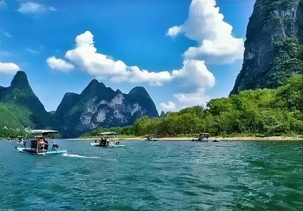 最远的一次旅行，我踏上了桂林这片被喀斯特地貌雕琢的土地。漓江如一条青绸绿带，蜿蜒