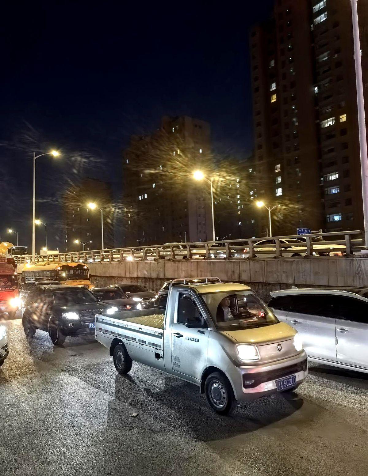 今天黄昏六点左右从榆次区回太原市，龙城大街东延在龙城半岛附近又是拥堵，并且拥堵路