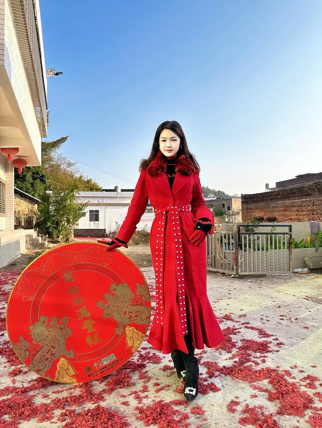 今天大年初二，雨水逢新春，福气踏春来。祝你和你的家人：马年福气随雨至，亲情相伴