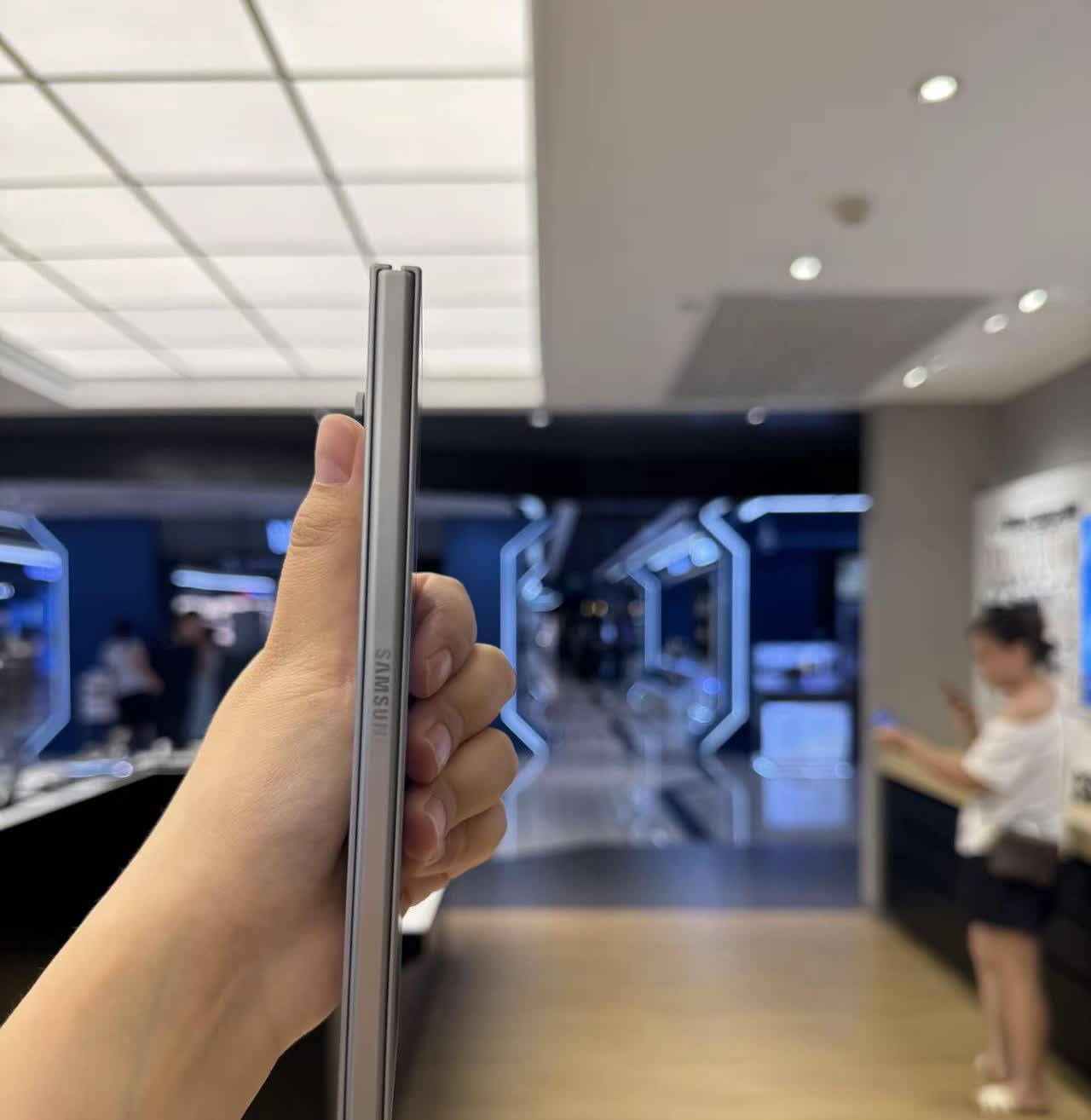 今天在门店看到三星 Z Fold7，外观美到犯规！颜色低调有质感，折叠后像个精致