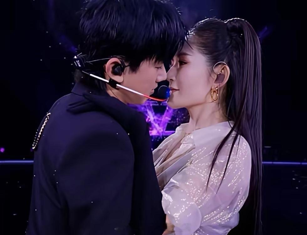 原来生理性喜欢藏不住！不信你看张杰谢娜，双人舞满是“求贴贴”的甜。综艺里的下意识