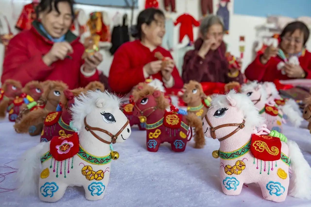 年轻人不回老家过年了？机票暴增84%、火车票涨50%，“反向过年”成春节新顶流！