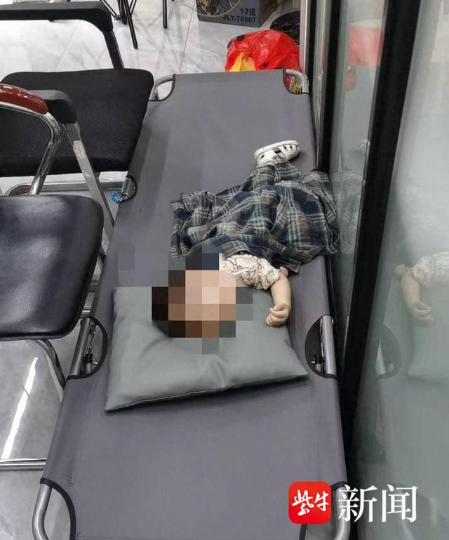 一岁半男童被生父女友踢伤致死，生父出具谅解书生母反对，律师解
