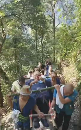 “天上掉馅饼了”四川乐山，近日，在峨眉山抬轿的方先生接到景区管理处打来的电话，说