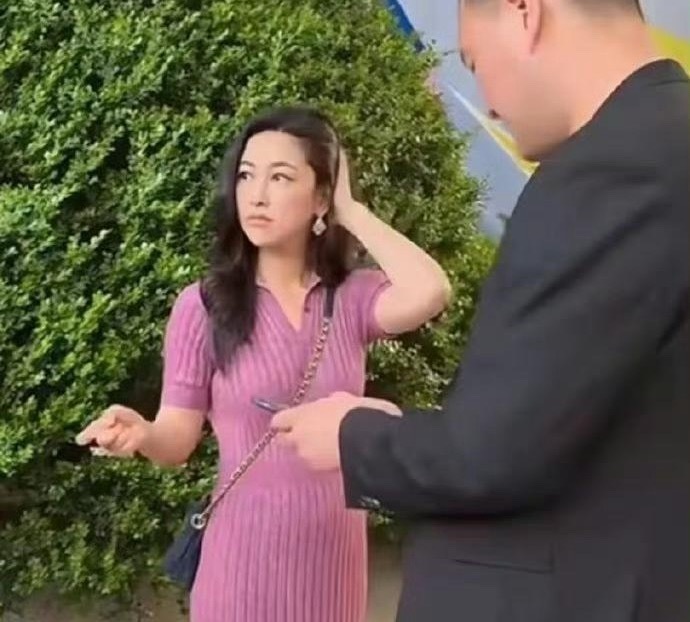 朱珠素颜也太耐看了吧，身材管理也相当到位，怪不得是“全球最美面孔之一”呀