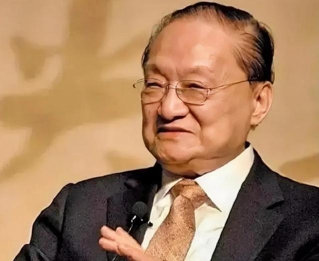 1931年，徐志摩坠机身亡。8岁的金庸代表查家去参加葬礼。不曾想，金庸当天却体会