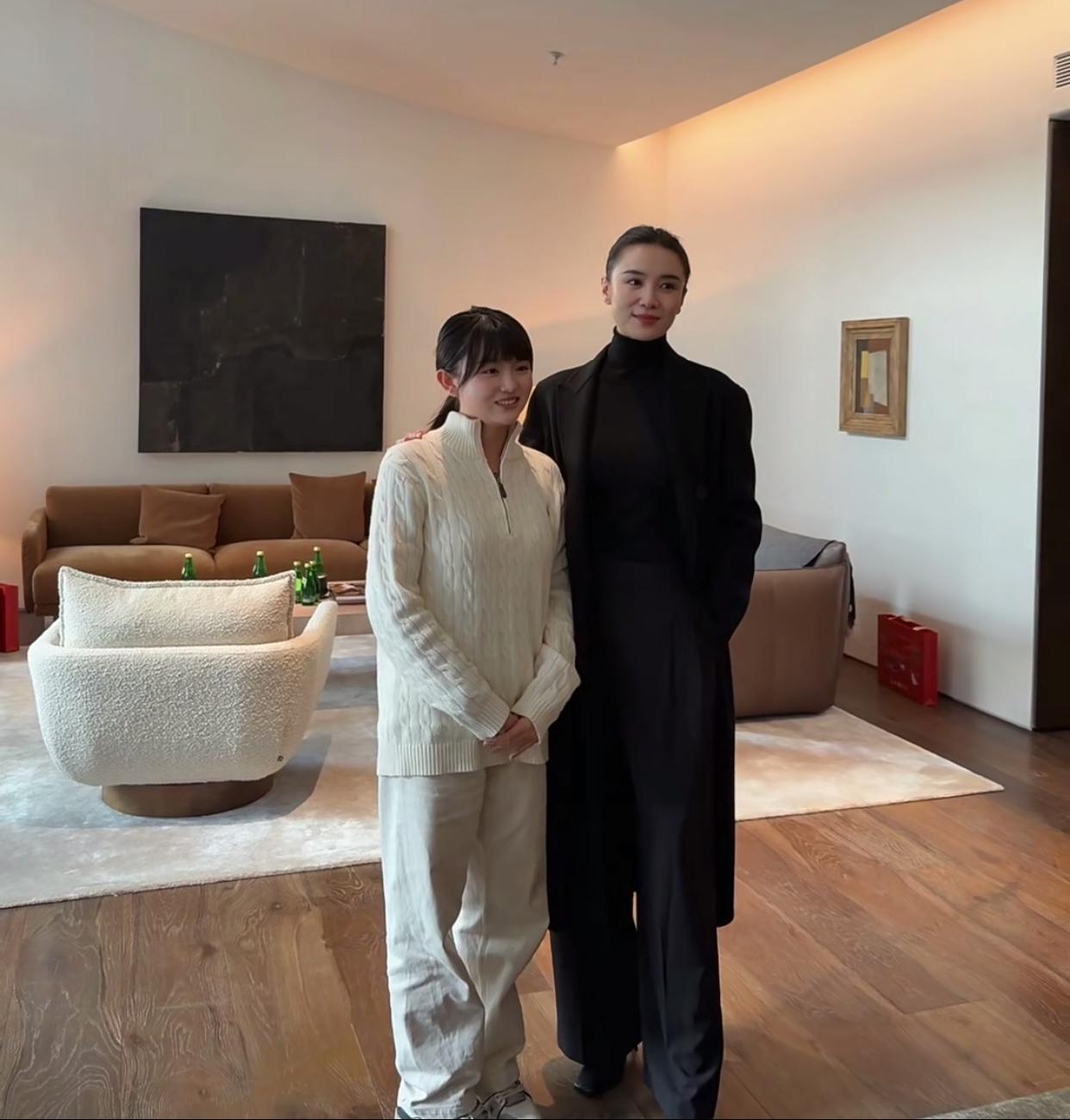 关于宋佳的身高来点直观的，妥妥地一站就是大女主，比你高就算了头还比你小女明星