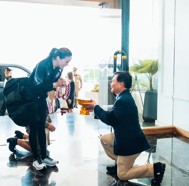 工作人员一个动作，就体现了苏提达王后的地位！参加帆船比赛该走的流程，和其他运动