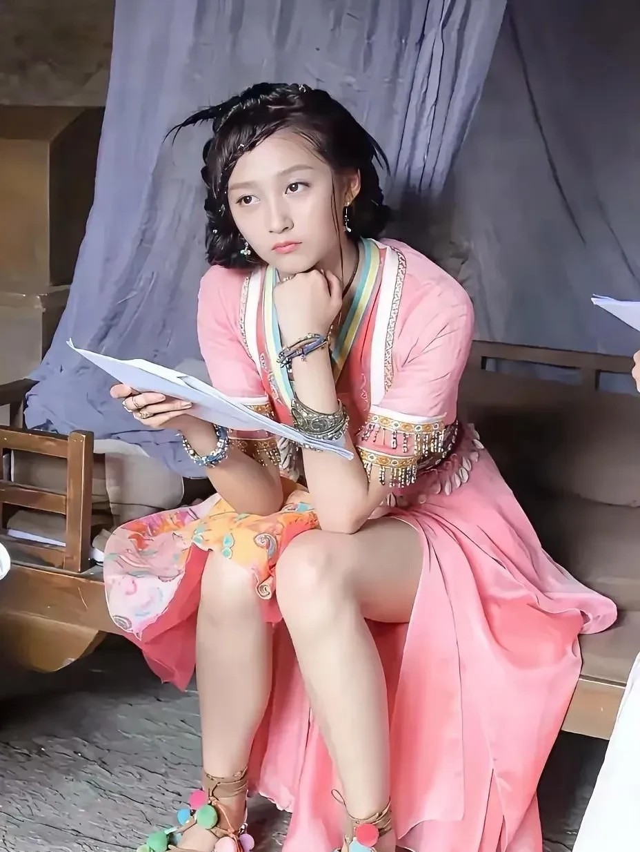 关晓彤的鞋子太抢镜了，以前的古装剧服装饰品好有特色啊，不像现在，千篇一律，毫