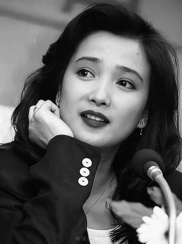 何晴离开的最后时刻，用尽全身力气拉着儿子的手，这一刻她在想些什么？她