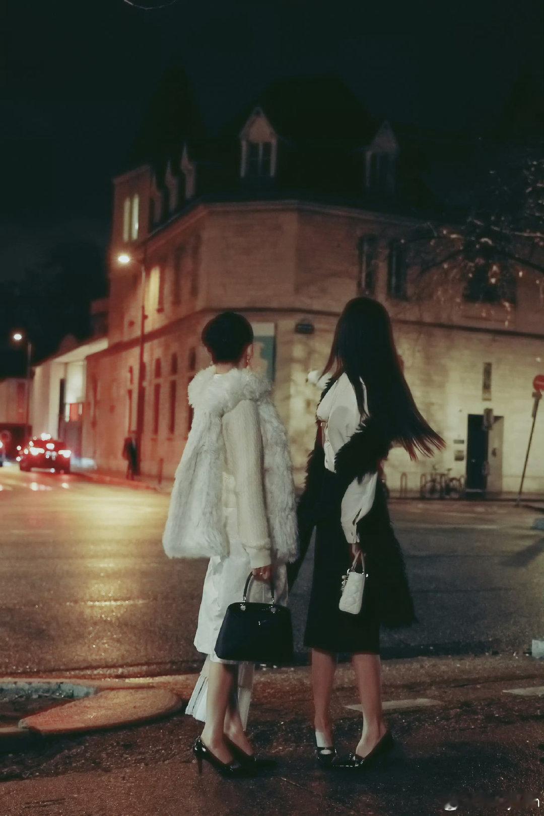 周也怎么变成两个人去巴黎王玉雯周也豪门姐妹哇！周也怎么变成两个人去巴黎!