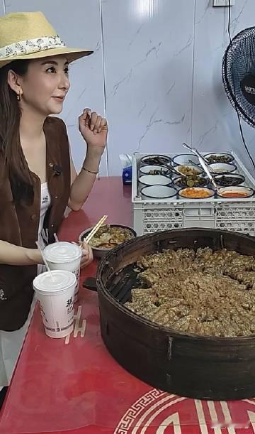 7月26日，方媛在安徽芜湖的一家小店吃渣肉饭，原相机下她素颜看着很疲惫...