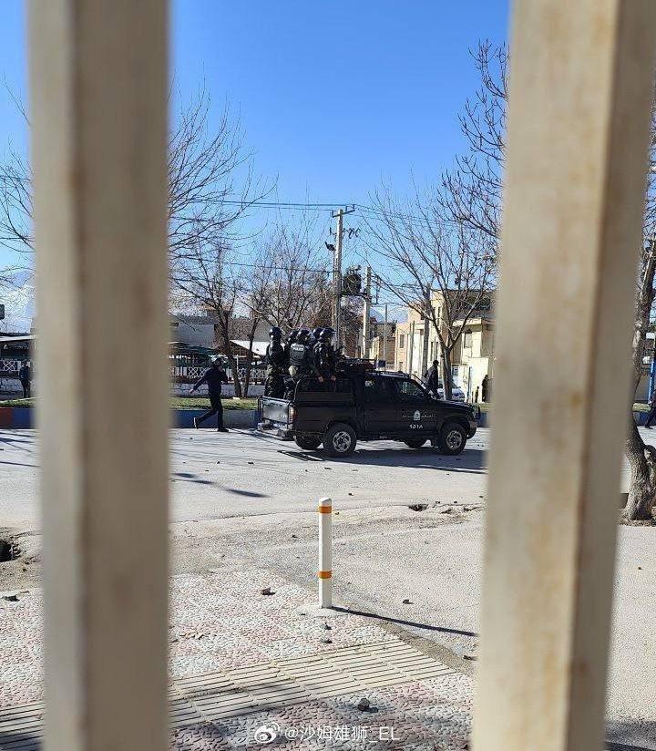 当地时间今天中午，伊朗洛德根市的抗议活动中混入了武装袭击者，袭击者试图攻击政府机