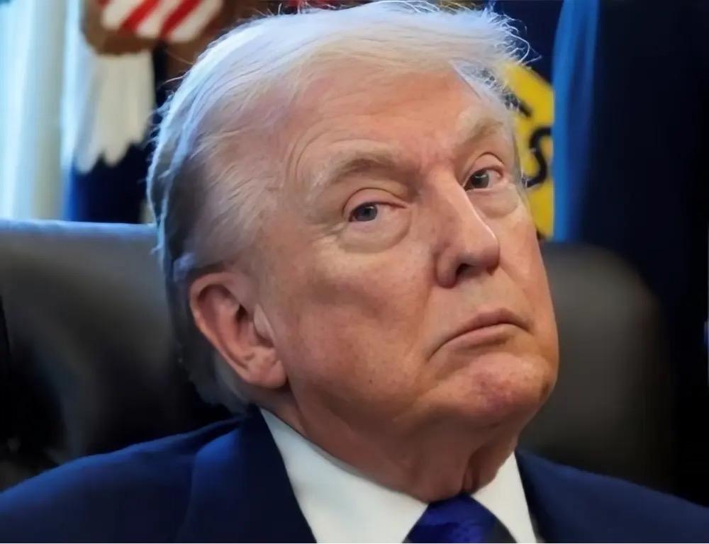 坐不住了！特朗普突然提前访华，背后全是美国的难言之隐特朗普彻底急了，