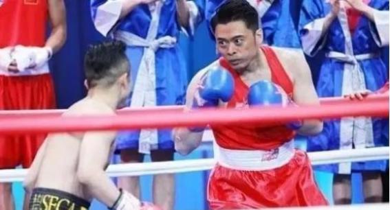 2016年，樊少皇挑战邹市明，两人直接擂台上见真章，开始之前，48kg的邹市明对
