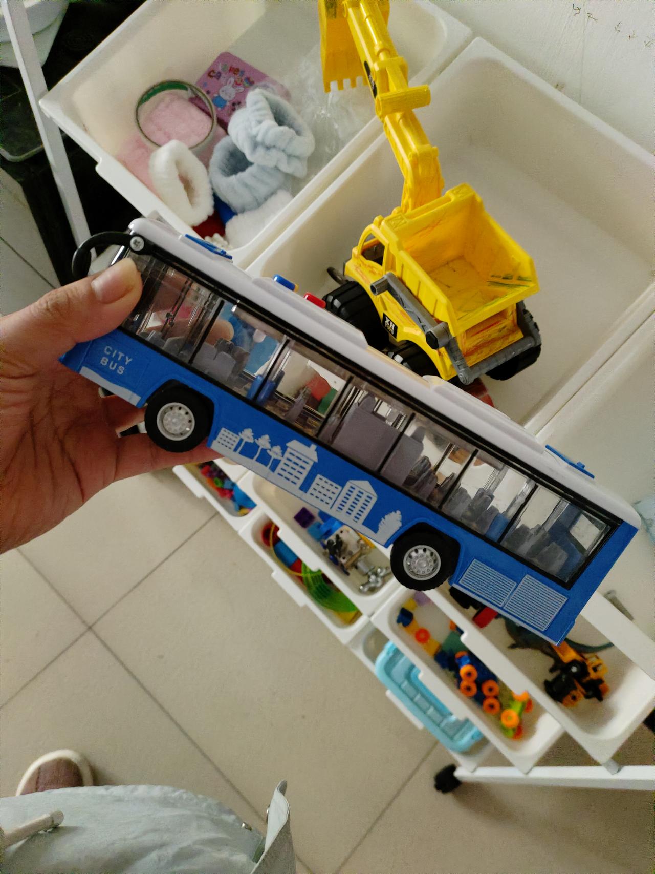 我发现生男生女真的不一样，我儿子要玩具就是车、飞机、恐龙。我女儿要就是贴纸、公主