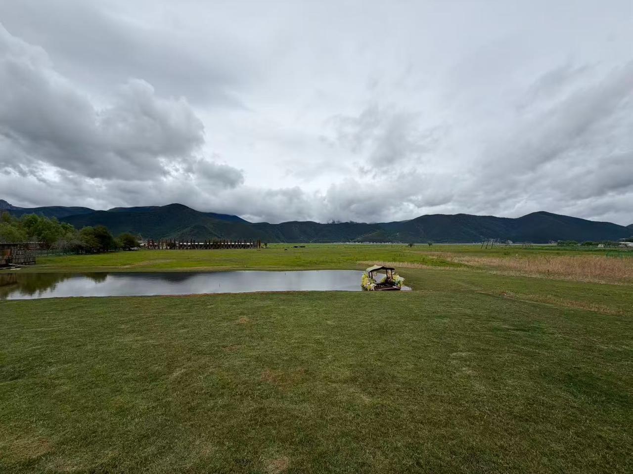 山野旷野云沉落在远山肩头漫过连绵的山脊草地向远方缓缓铺展一汪静水，安