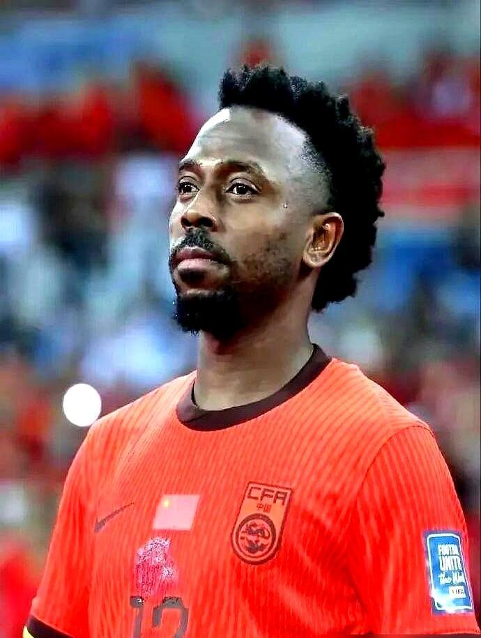 年薪从200万欧，到主动报价25万美金。那个曾放话“少一份工资不踢”的男人，终于