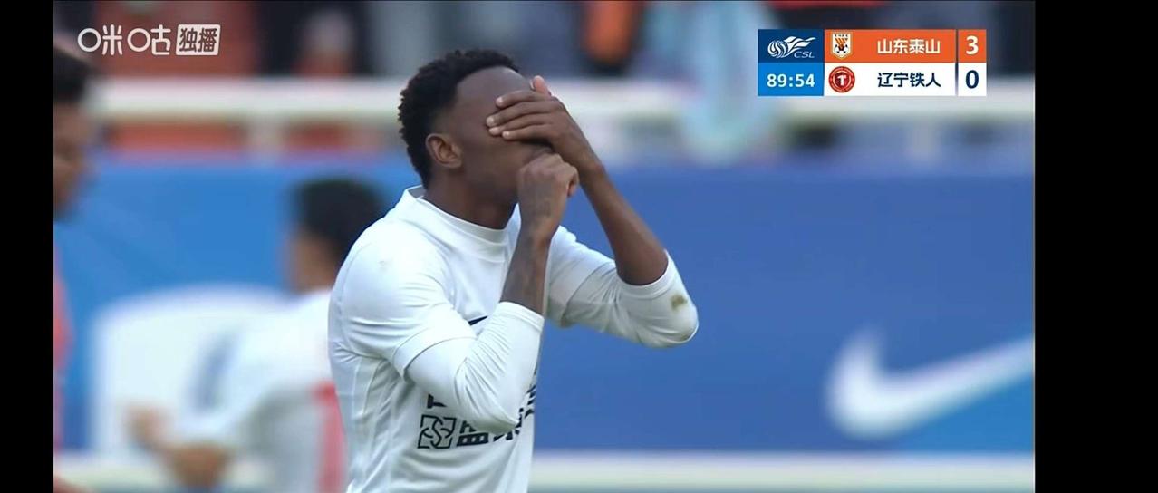铁人外援热菲尼奥要被追加处罚？因为他向裁判做“蒙眼吹哨”动作！中超首轮，山东泰