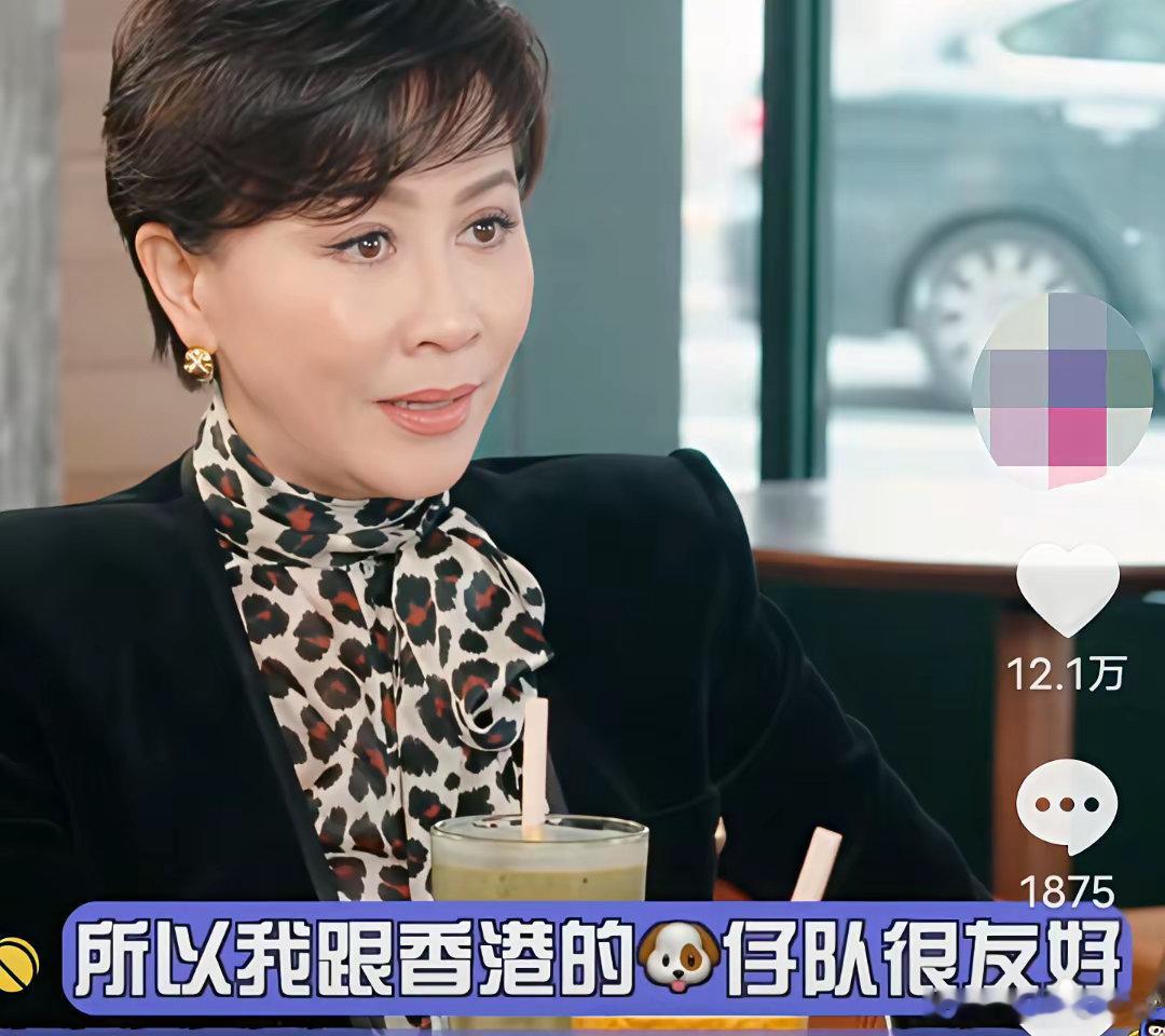 何超莲说：“我和香港狗仔关系很好，会跟他们说，我哪些东西先不要拍！”刘嘉玲好奇：