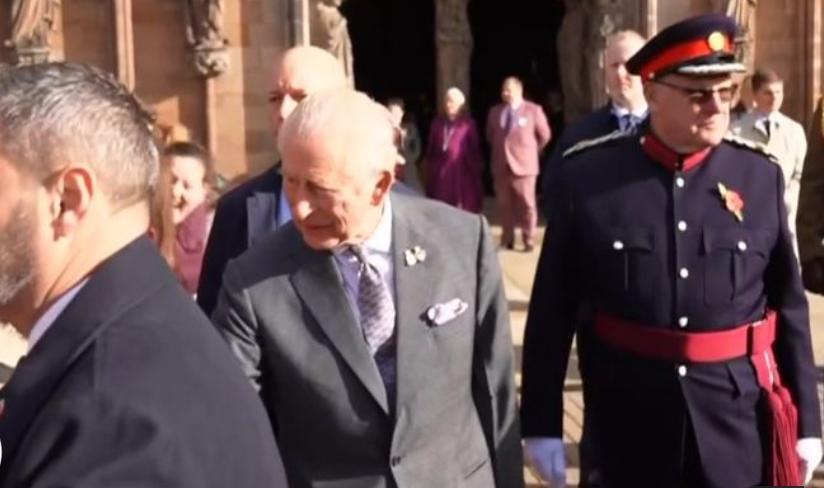 闹心!查尔斯被当众追问安德鲁的丑闻。英国国王查尔斯在参观一座大教堂时,因其兄